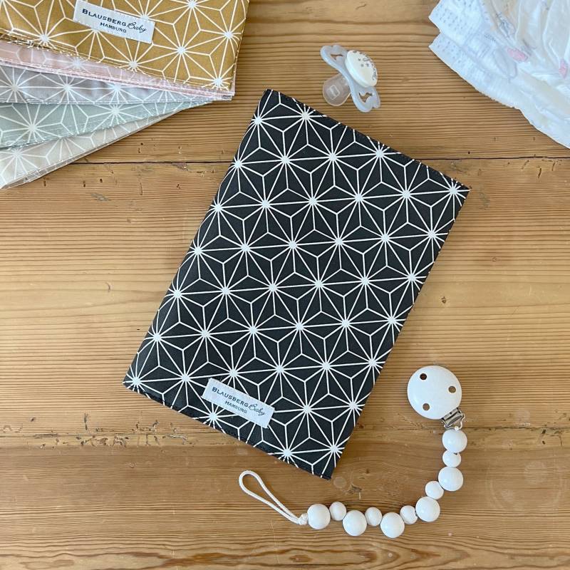 U-Heft Schutzhülle Abwaschbar Baumwolle, Mit Extrafach Für Impfpass - Materialien Oeko-Tex Standard 100 Zertifiziert Happy Star Schwarz von BlausbergBaby