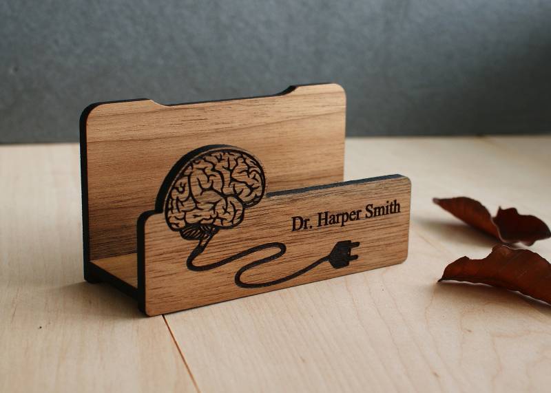 Personalisierter Psychologe Geschenk Psychiater Geschenke Therapeut Visitenkartenhalter Für Schreibtisch-Psychologie Desktop-Kartenhülle Arzt von BlazerWorkshop