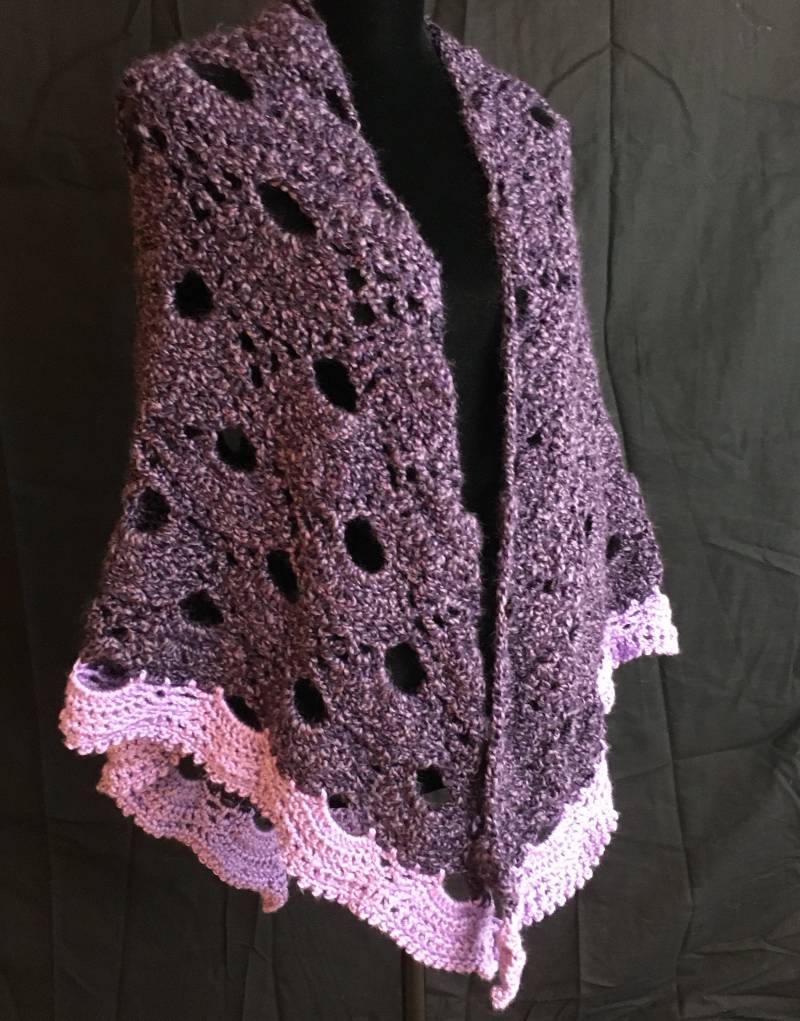 Vintage Inspirierte Lila Virus Schal Mit Lavendel Gehäkelter Borte von BlazingHookDesigns