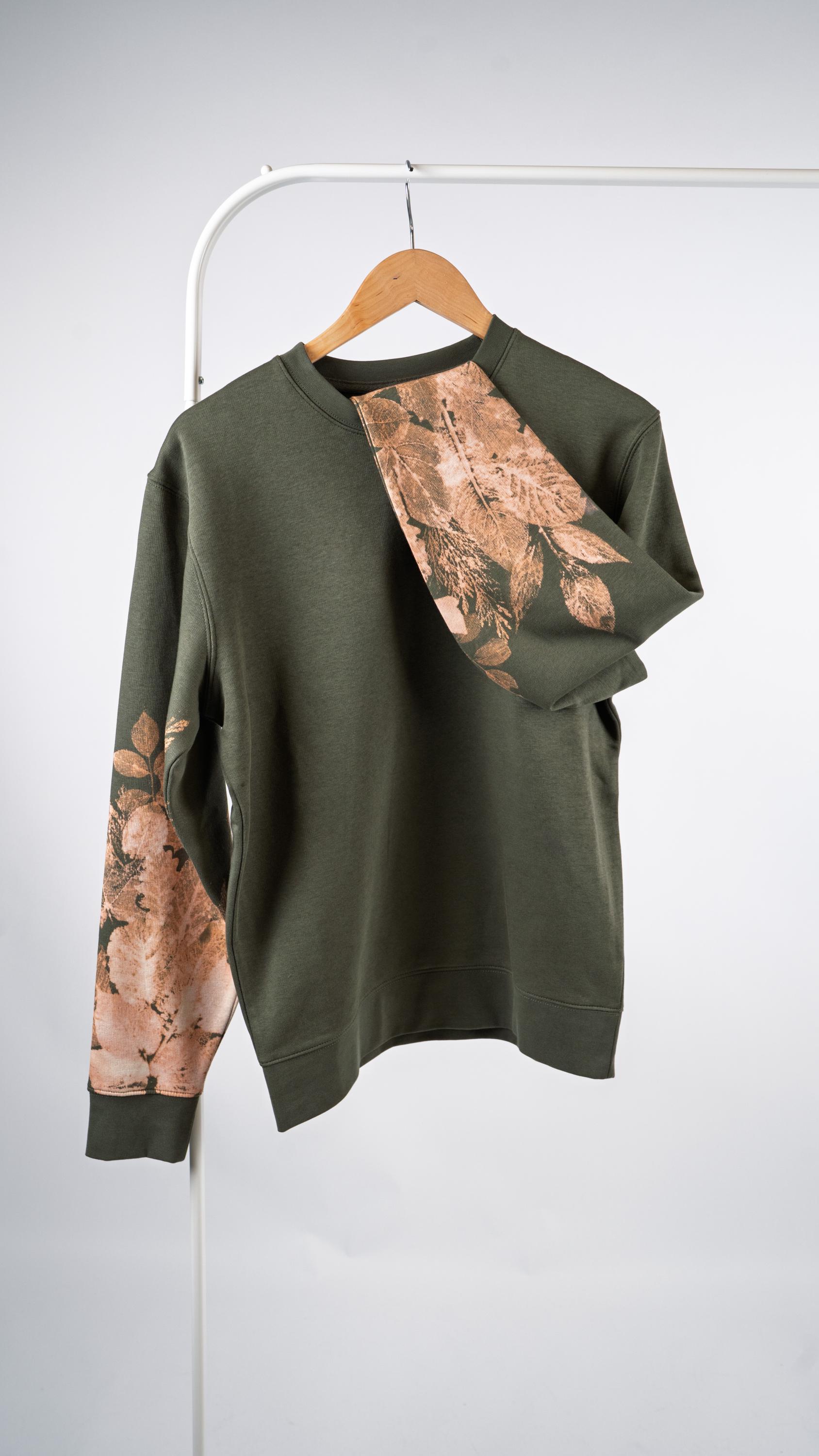 Handgebleichtes Sweatshirt - Bleached Leaf Print von BleachNature