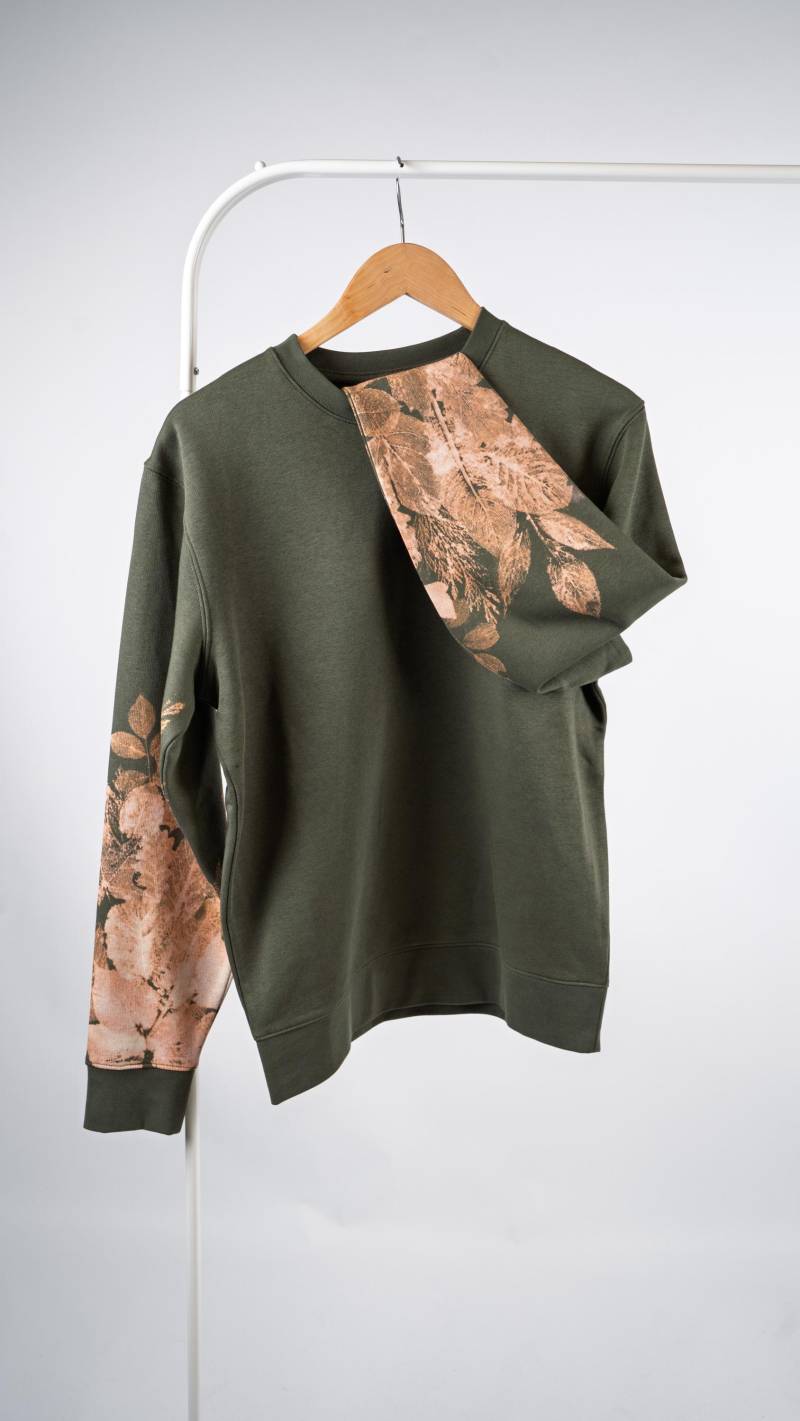 Handgebleichtes Sweatshirt - Bleached Leaf Print von BleachNature