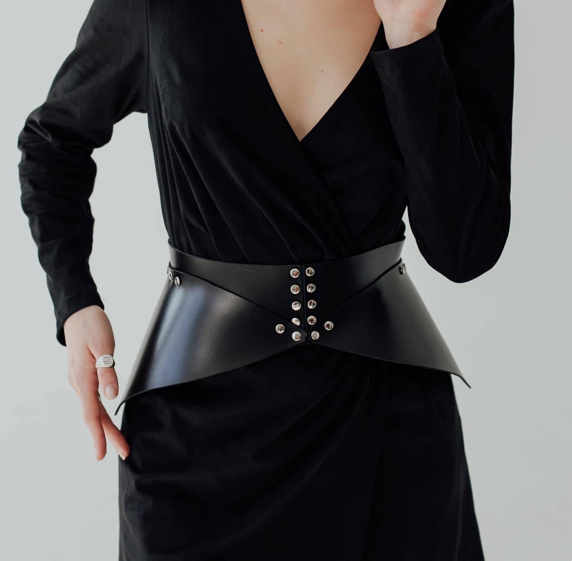 Geometrie Korsett Gürtel, Schwarzes Leder Für Frauen, Statement Schößchen Breiter Ledergürtel Kleid von BleakandSleek