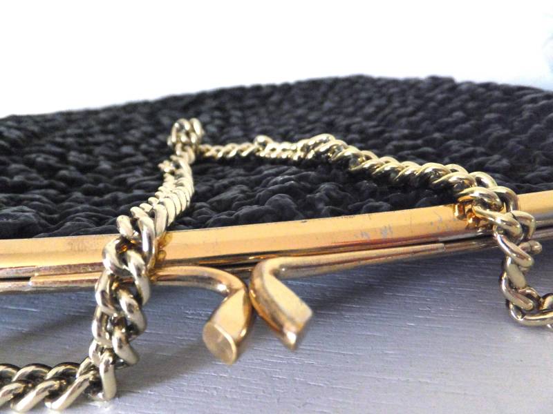 Vintage Schwarze Kunstleder Clutch 1950S-60S Abendtasche Mit Goldrand Vintage Schwarze Kunstleder Clutch 1950S-60S Abendtasche Mit Goldrand von BlendedSplendid