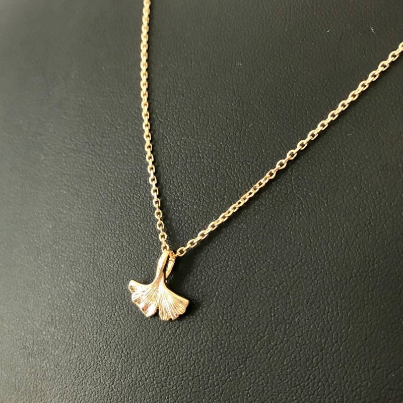 Ginkgo Halskette Vergoldet . Collier Frau Trendy Schmuck. Ein Geschenk, Frau. Sträfige Kette Glänzt Oder Ausgefallene Vergoldet von Bleskor
