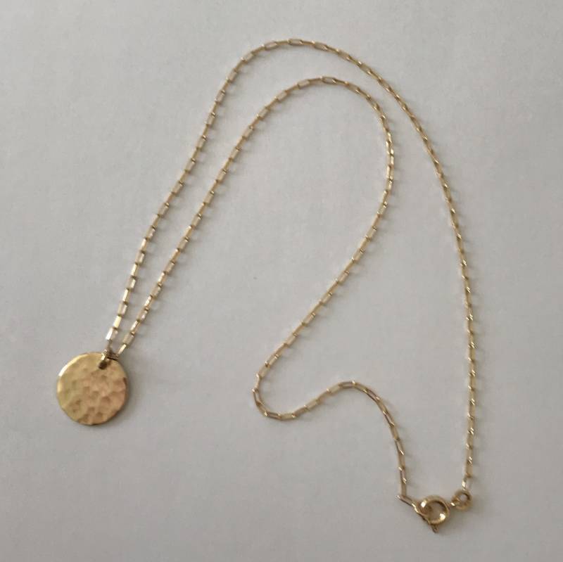 Vergoldete Mia-Halskette. Medaillonkette. Gehämmertes Medaillon . Halskette. Modeschmuck Vergoldete Mia-Halskette. Medaillonkette. Gehämmertes Medaillon . Halskette. Modeschmuck von Bleskor