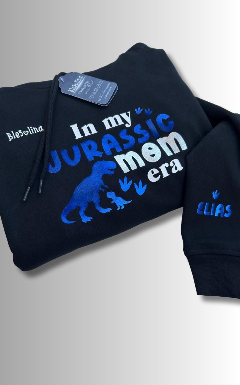 Jurassic Mom Hoodie - Schwarzer Mama Pullover Mit Dino-Mama & Baby, Glitzer Schriftzug, Personalisiert, World Geschenke von Blesolinaa