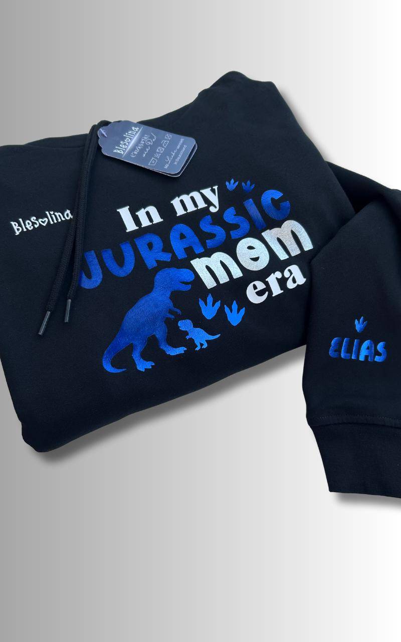 Jurassic Mom Hoodie - Schwarzer Mama Pullover Mit Dino-Mama & Baby, Glitzer Schriftzug, Personalisiert, World Geschenke von Blesolinaa