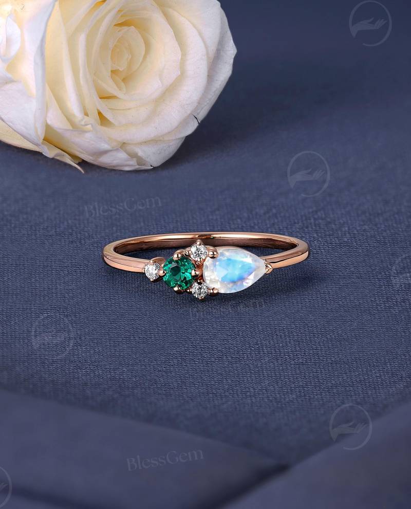 Art Deco Mondstein Verlobungsring, Rose Gold Ehering, Birne Smaragd Einzigartiger Silber Ring von BlessGem