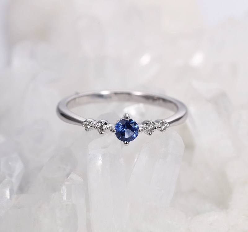 Blauer Saphir Verlobungsring Vintage Weißgold Ring Zarter Diamant Ehering Schlichter in Ovalschliff Zierlicher von BlessGem