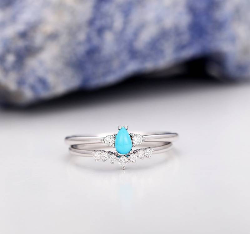 Einzigartiges Türkis Verlobungsring Set, Zarte Weißgold Moissanite Ehering Passenden Stapelring, Braut Ring Jubiläumsring von BlessGem