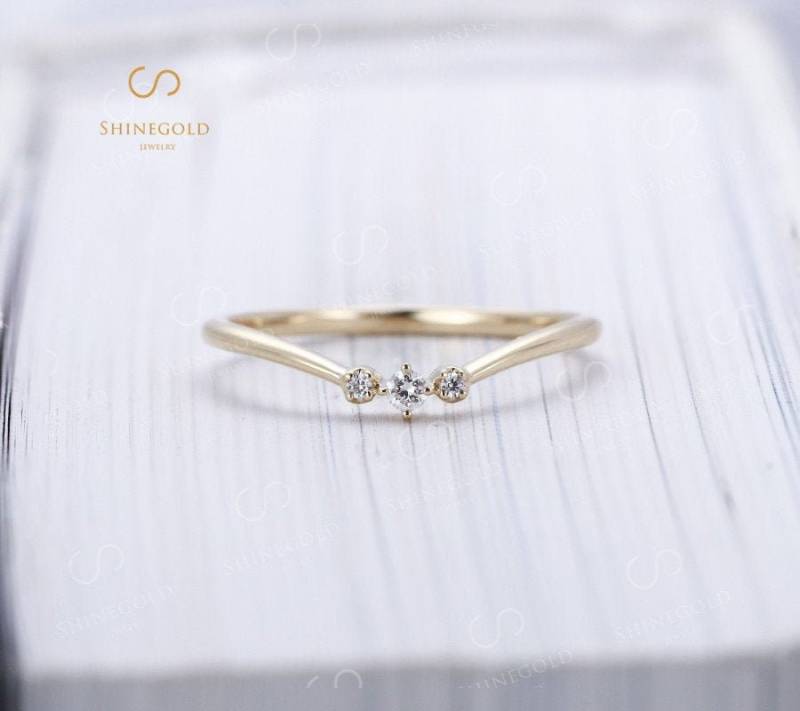 Minimalist Moissanite Gebogener Ehering, Gelbgold-Rundschliff Ring, Braut Stapeln Passender Jubiläumsversprechen Band Für Frauen von BlessGem