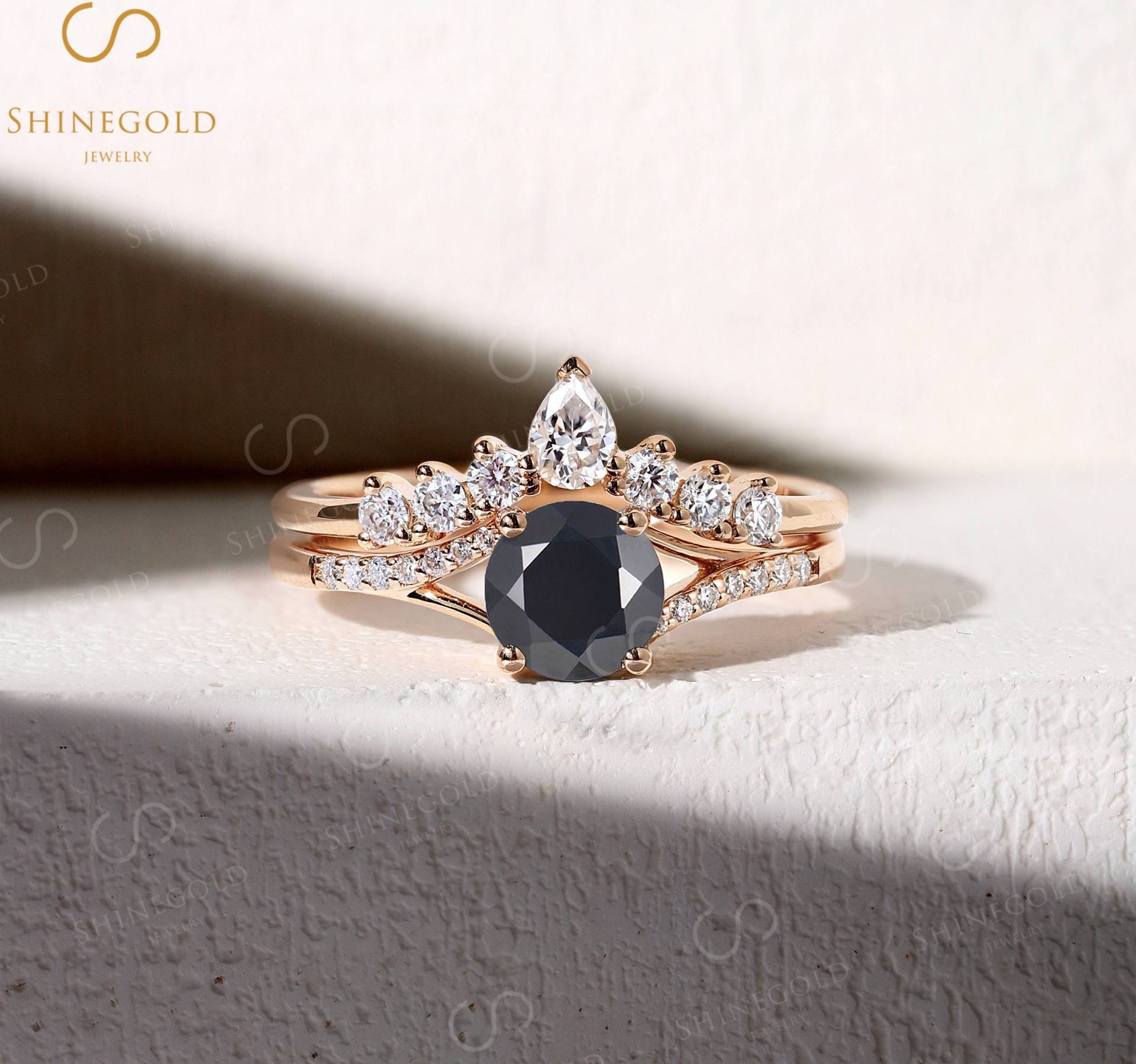 Rundschliff Black Onyx Verlobungsring Set Vintage Roségold Art Deco Braut Geschwungener Ehering Moissanite Diamant Ring Einzigartiger von BlessGem