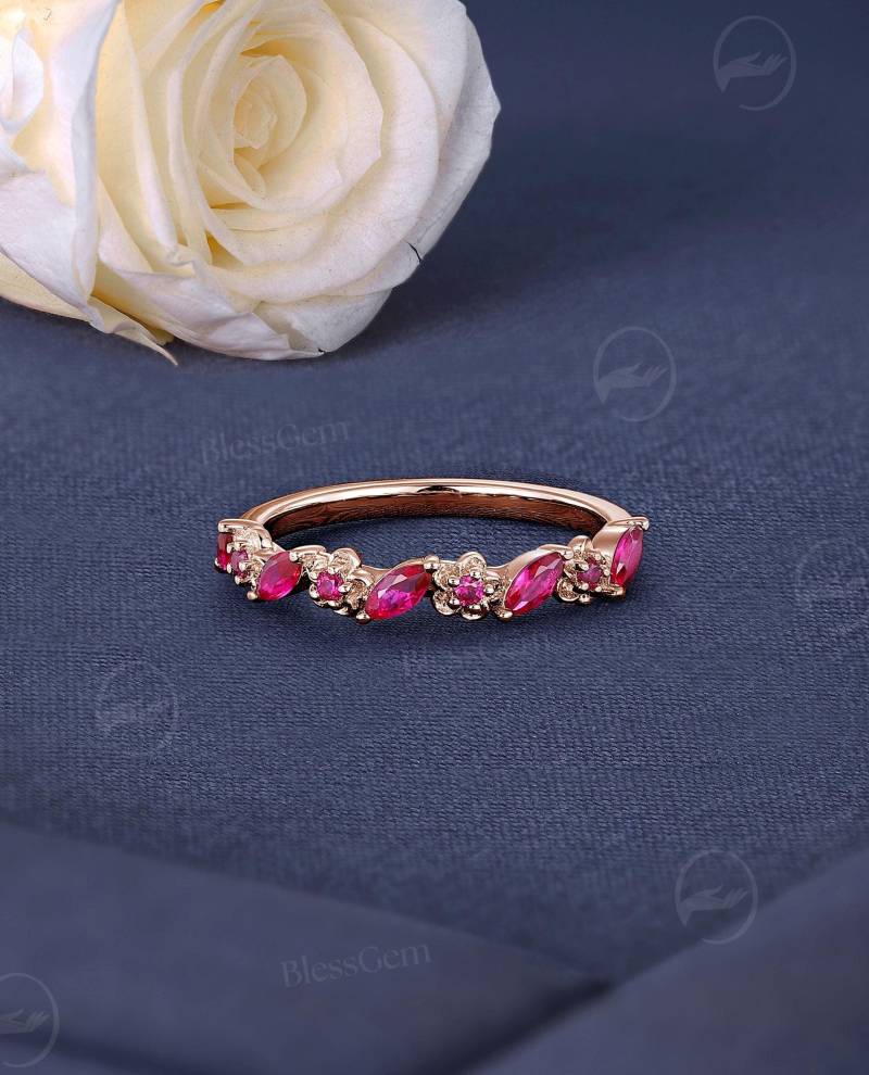 Vintage Lab Rubin Hochzeit Band Floral Natur Inspird Ring Rosegold Passende Stapelbare Ringe Geschenk Für Frauen Jahrestag Handgemachter Schmuck von BlessGem