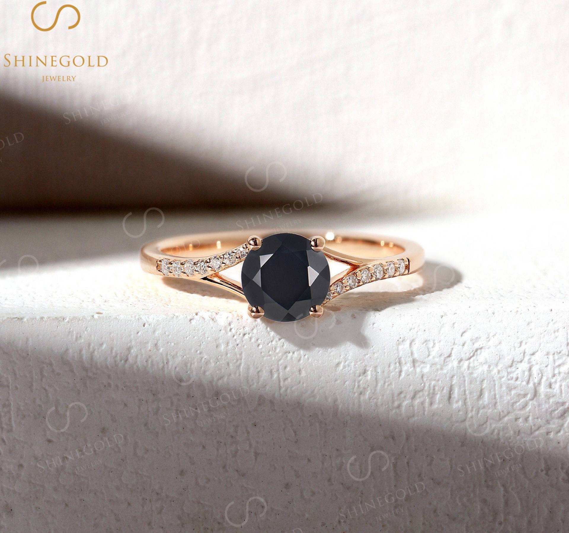 Vintage Rundschliff Schwarzer Onyx Verlobungsring Rose Gold Split Band Ehering Moissanite Diamant Art Deco Versprechen Jahrestag Ring von BlessGem