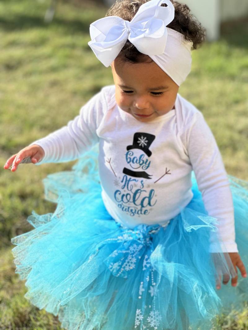 Baby, Es Ist Kalt Draußen Schneemann Mit Blauen Tutu-Set von Blessed2BDressed