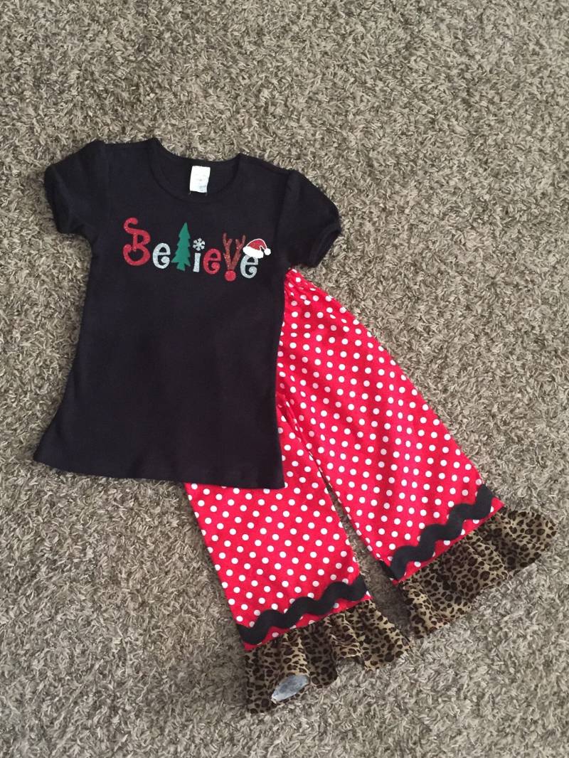 Weihnachts Believe Shirt Und Hose Set von Blessed2BDressed