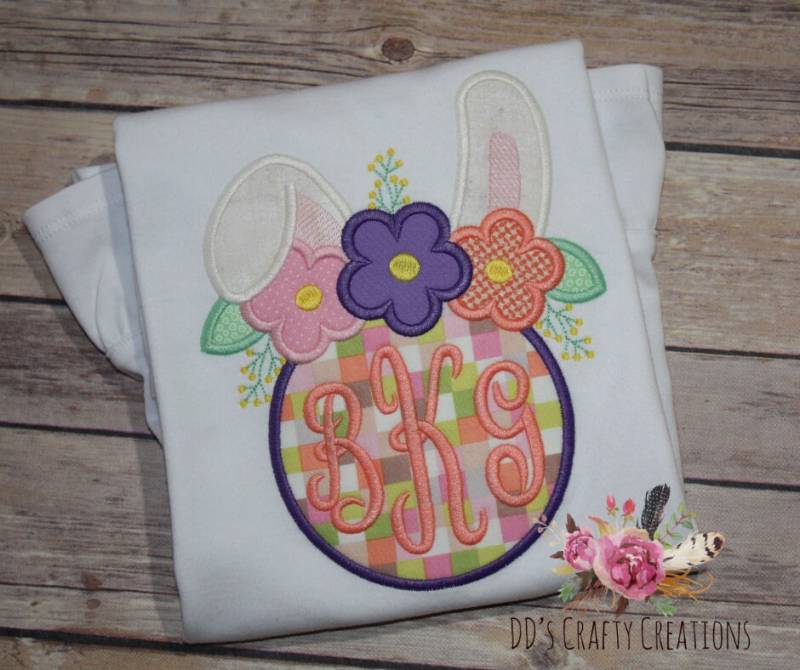 Mädchen Ostermonogramm Shirt, Monogrammed Häschenohren Blumen Häschen Ostershirt, Kinder Monogramm Ostern Shirt von BlessedChaosCreation