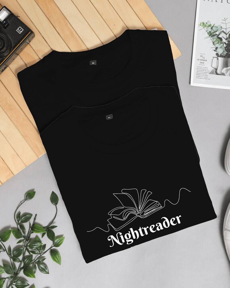 Buch Shirt, Nightreader Nachtleserin Bücher Unisex T-Shirt Nacht, Lesen, Minimalistisch, Blätter, Bücherliebhaberin, Liebe, Bildung Buch Shirt, Nightreader Nachtleserin Bücher Unisex T-Shirt Nacht, Lesen, Minimalistisch, Blätter, Bücherliebhaberin, Liebe, Bildung von BlessedFrequency