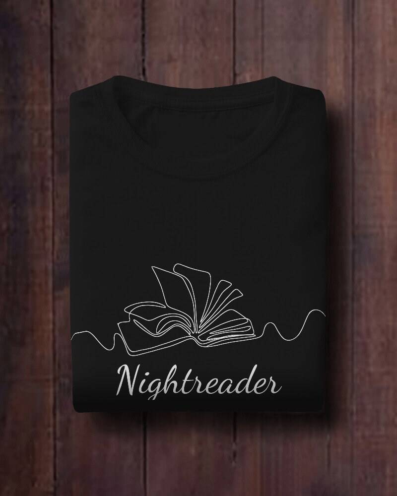 Buch Shirt, Nightreader Nachtleserin Bücher Unisex T-Shirt Nacht, Lesen, Minimalistisch, Blätter, Bücherliebhaberin, Liebe, Bildung Buch Shirt, Nightreader Nachtleserin Bücher Unisex T-Shirt Nacht, Lesen, Minimalistisch, Blätter, Bücherliebhaberin, Liebe, Bildung von BlessedFrequency