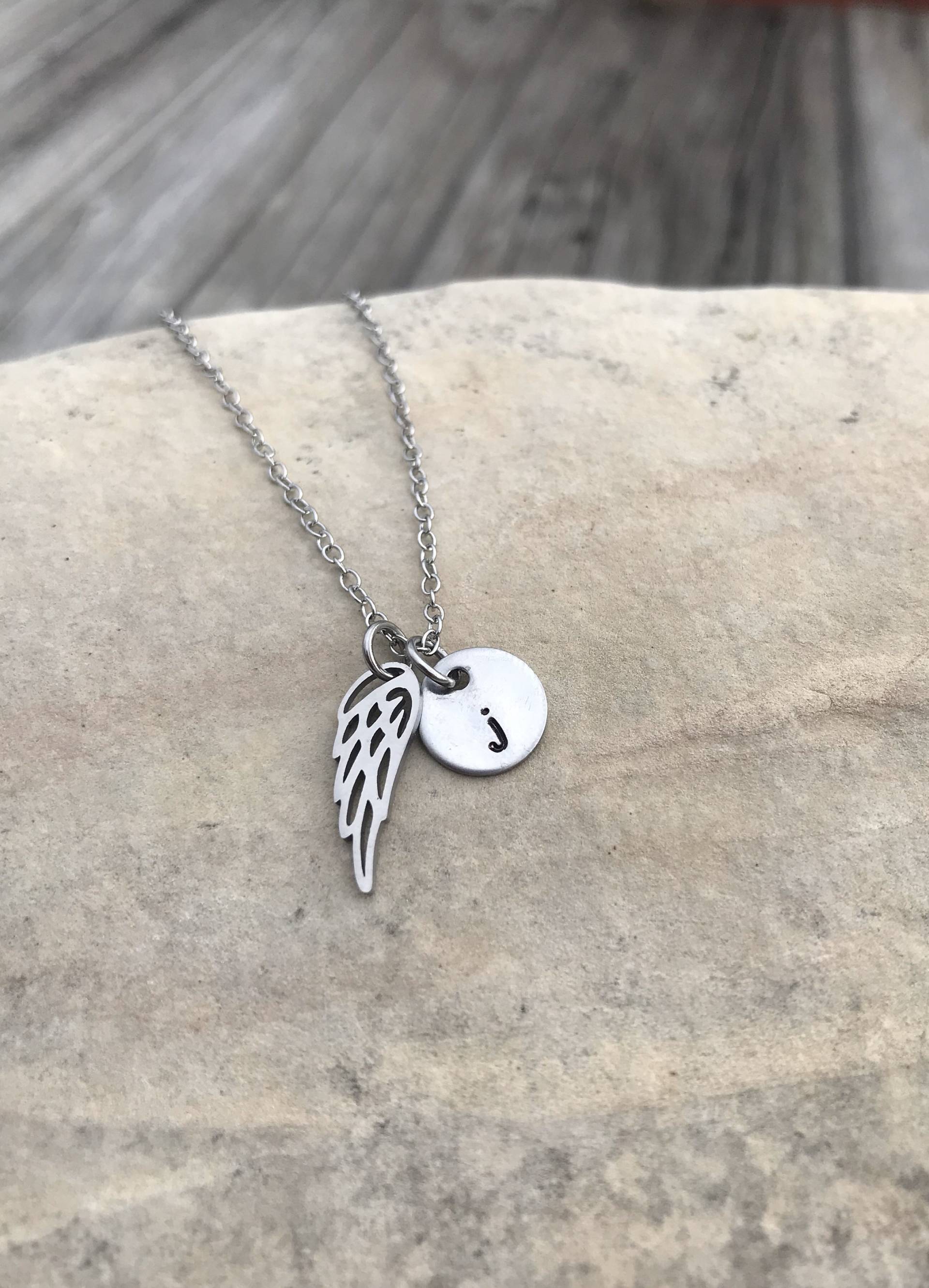 Engelsflügel Halskette Mit Personalisierter Initiale, in Erinnerung Halskette, Trauergeschenk, Monogramm, Babyflügel Edelstahl von BlessedNamesJewelry