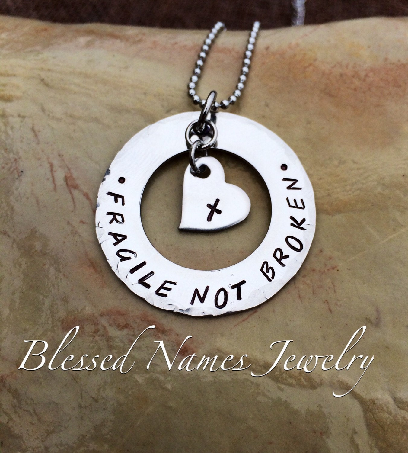 Fragiles X Bewusstsein, Fragile Nicht Gebrochene Halskette, Handgestempelter Edelstahl, Lederarmband, Fragiles-X-System Schmuck von BlessedNamesJewelry