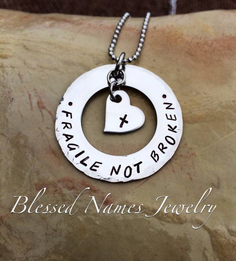 Fragiles X Bewusstsein, Fragile Nicht Gebrochene Halskette, Handgestempelter Edelstahl, Lederarmband, Fragiles-X-System Schmuck von BlessedNamesJewelry