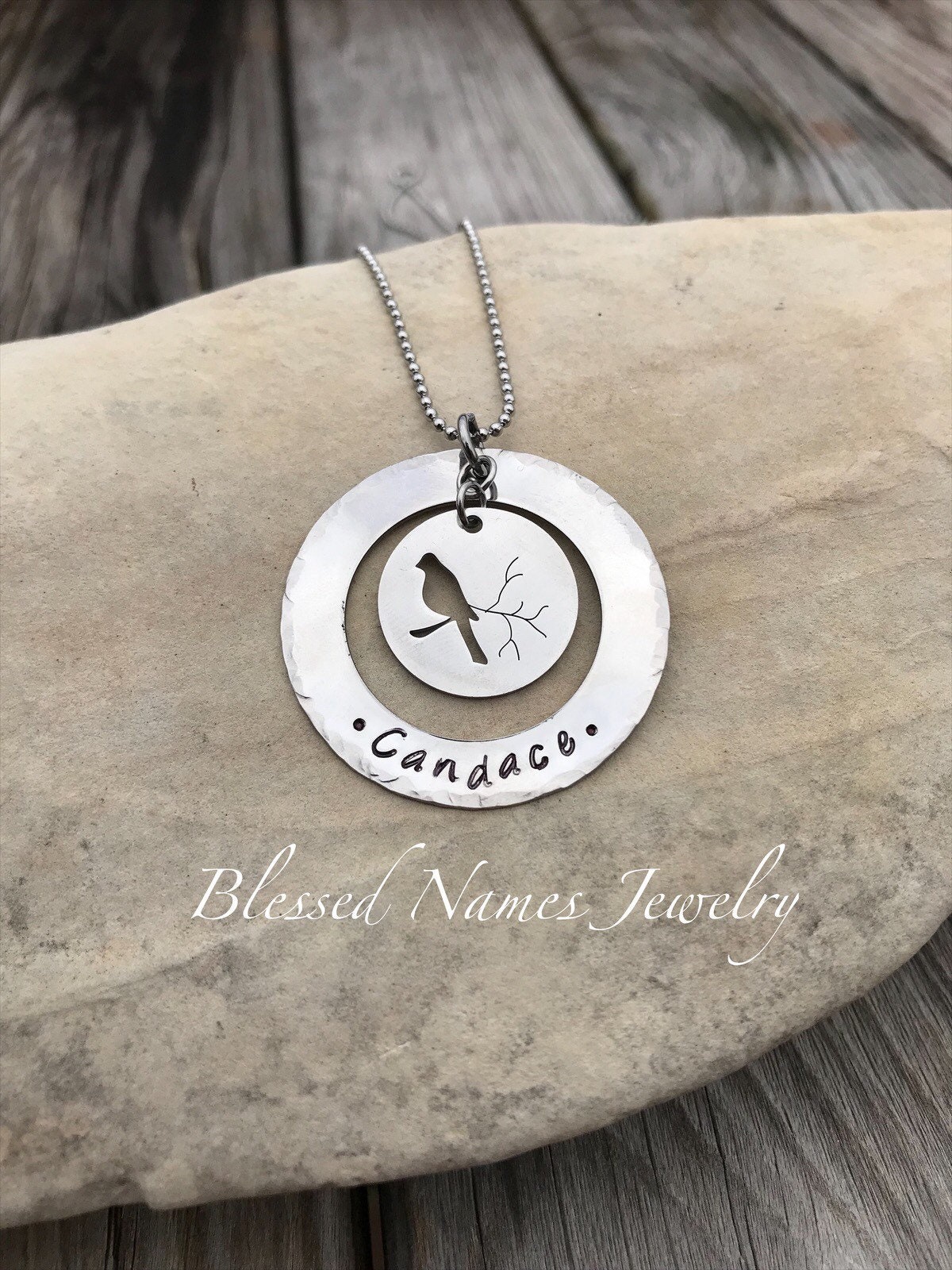Kardinal Halskette, Personalisiert, Edelstahl, Monogramm, Rote Vogel in Erinnerung Geschenk, Hand Gestempelt von BlessedNamesJewelry