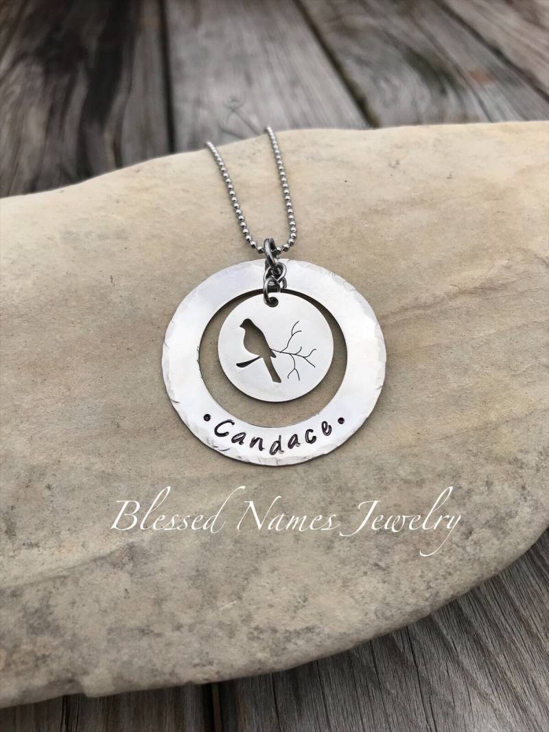 Kardinal Halskette, Personalisiert, Edelstahl, Monogramm, Rote Vogel in Erinnerung Geschenk, Hand Gestempelt Kardinal Halskette, Personalisiert, Edelstahl, Monogramm, Rote Vogel in Erinnerung Geschenk, Hand Gestempelt von BlessedNamesJewelry