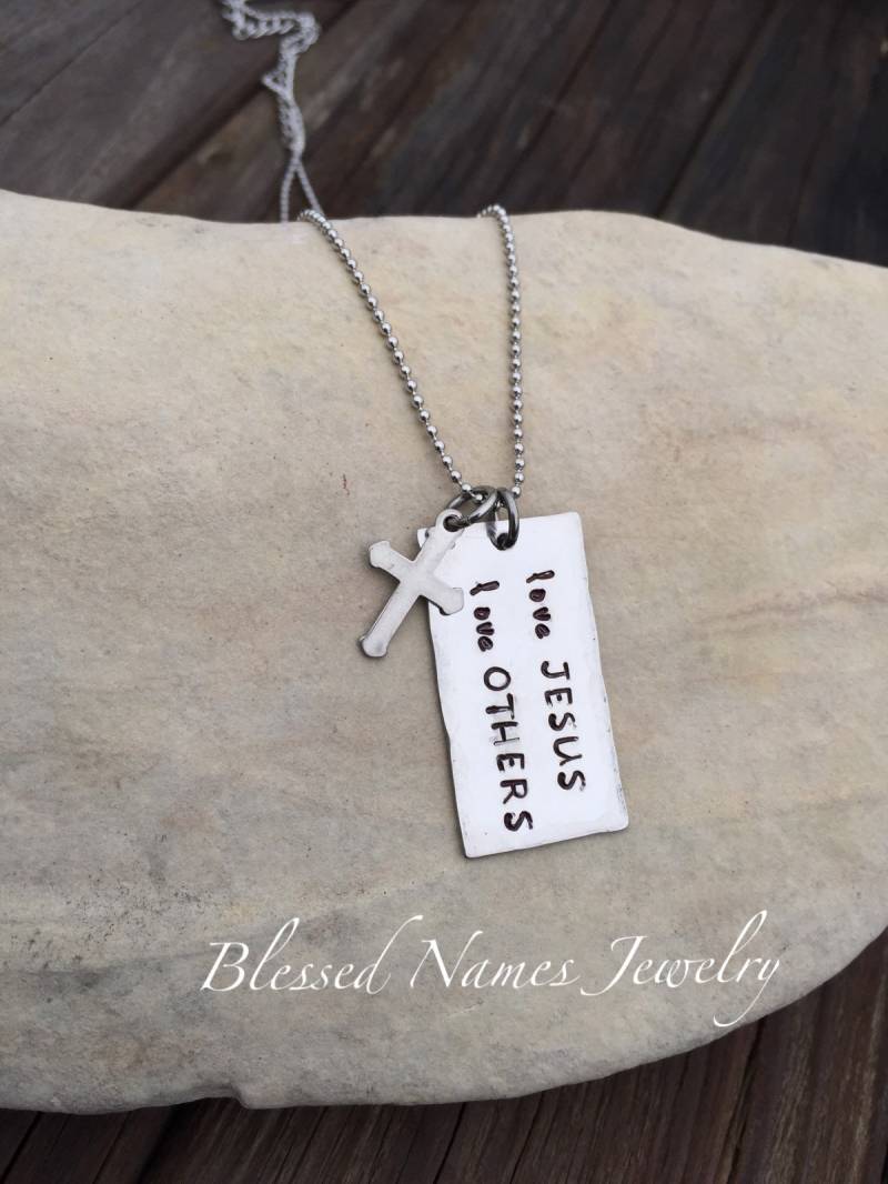 Love Jesus Others Halskette, Kreuz Taufgeschenk, Religiöser Schmuck, Handgestempelt, Edelstahl Love Jesus Others Halskette, Kreuz Taufgeschenk, Religiöser Schmuck, Handgestempelt, Edelstahl von BlessedNamesJewelry