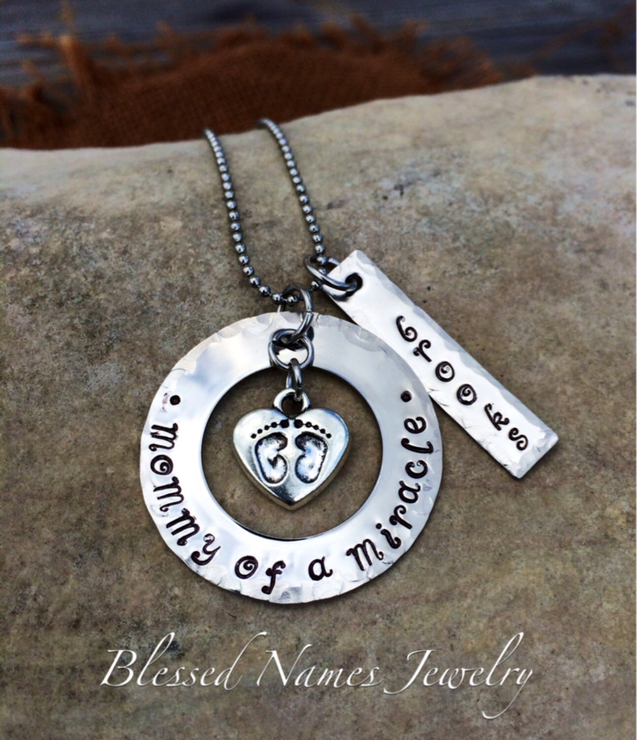 Mama Eines Wunders, Personalisiert, Handgestempelter Edelstahl, Neue Mutterschmuck, Baby-Duschegeschenk von BlessedNamesJewelry