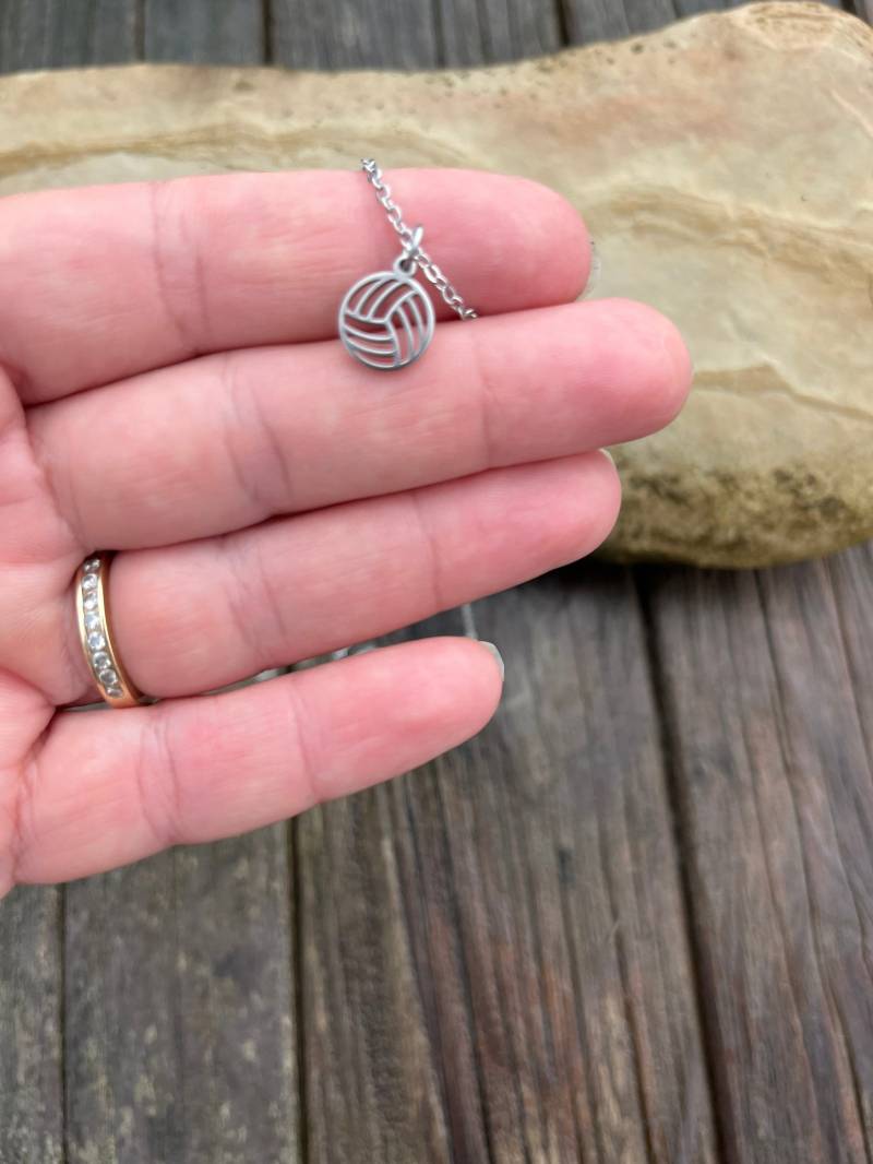Personalisierte Beachvolleyball-Halskette, Beachvolleyball-Geschenk, Edelstahl-Volleyball-Teamgeschenk, Volleyball-Mammahalskette von BlessedNamesJewelry