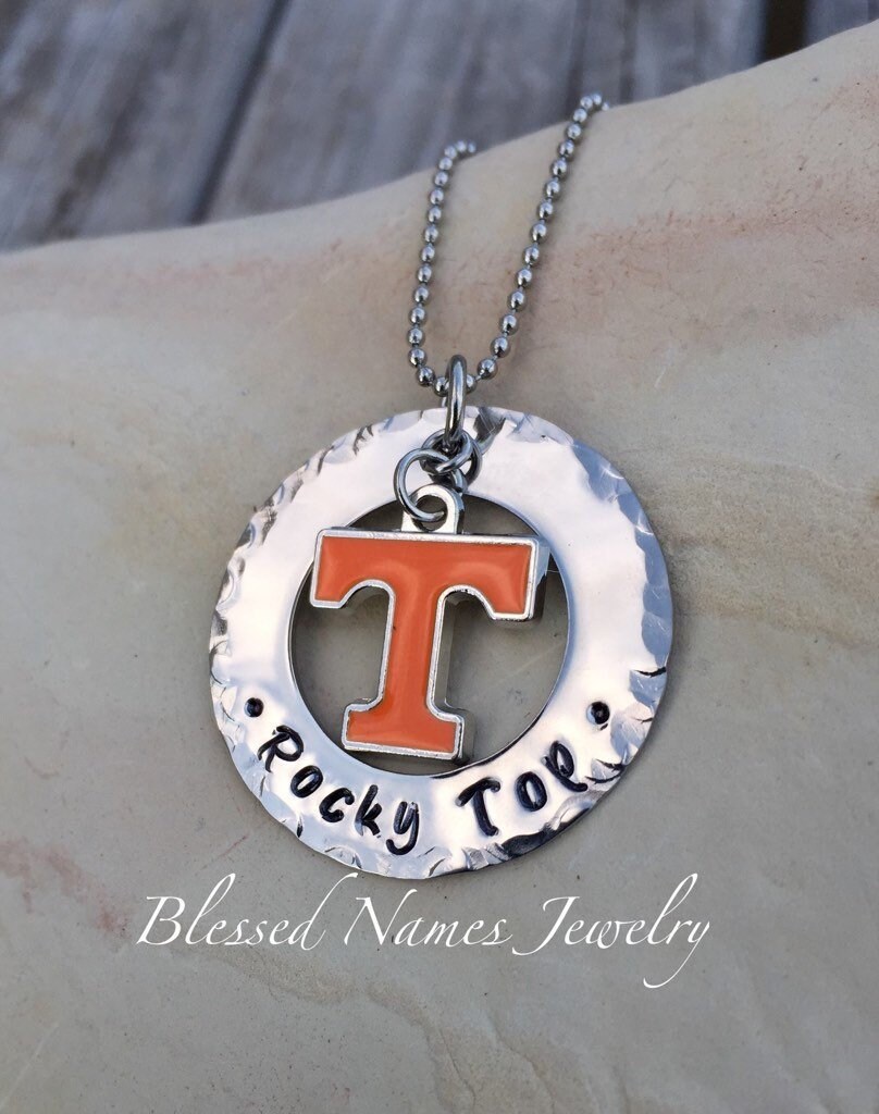 Rocky Top Halskette, Tennessee Ut Football, Volunteer, Go Vols, Handgestempelt, Big Orange, Knoxville Rocky Top Halskette, Tennessee Ut Football, Volunteer, Go Vols, Handgestempelt, Big Orange, Knoxville von BlessedNamesJewelry
