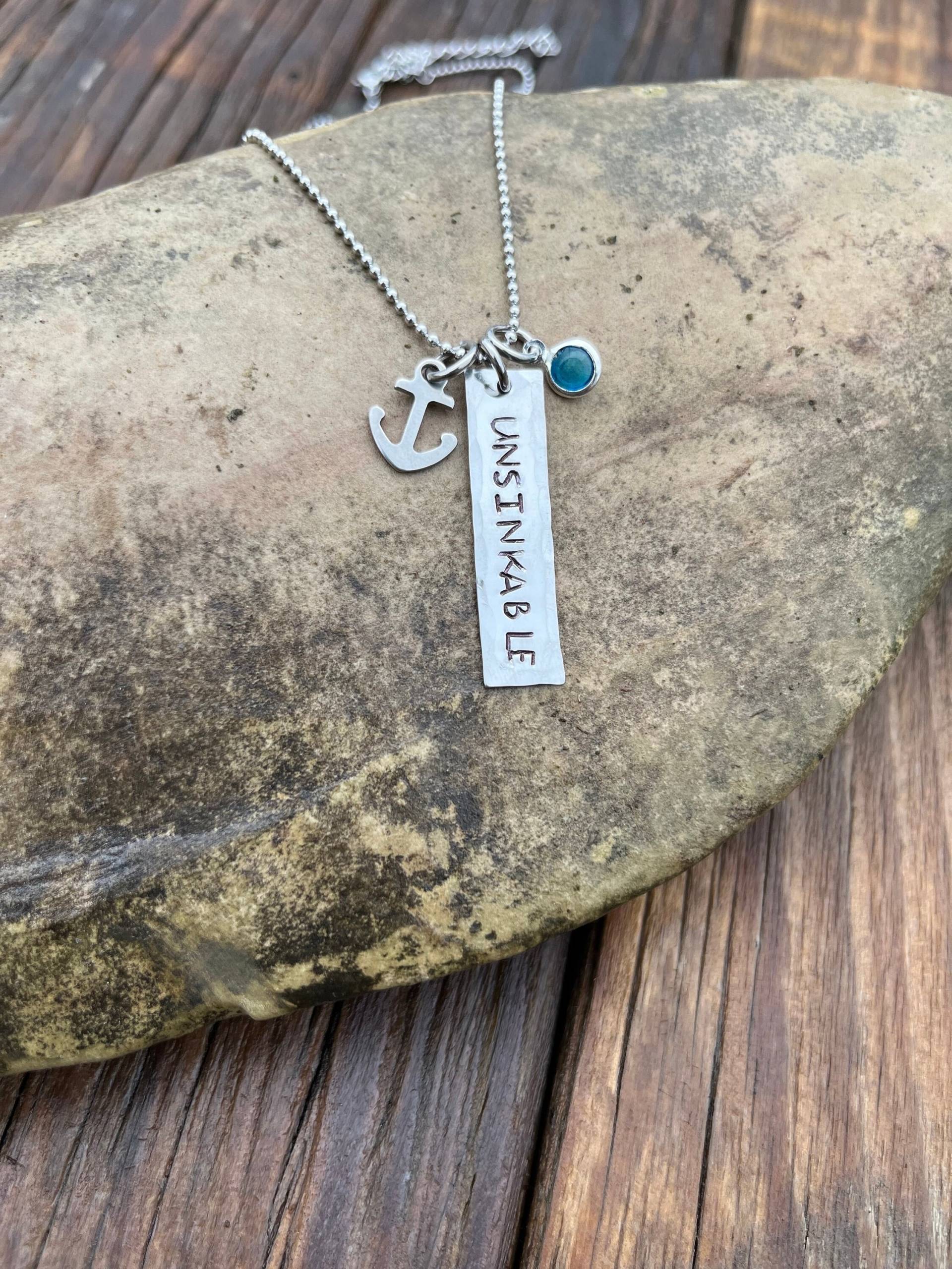 Unsinkbare Halskette, Hand Gestempelt, Edelstahl, Anker Charm, Blaue Glaskette, Strand, Ankerhalskette von BlessedNamesJewelry