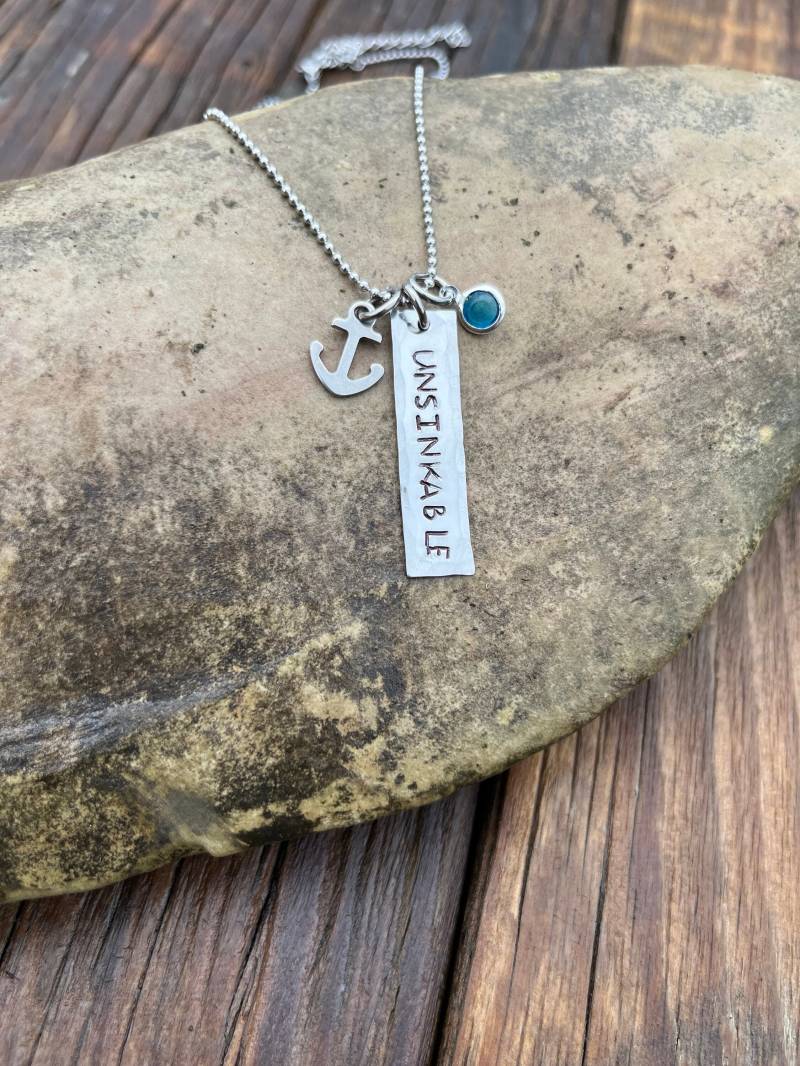 Unsinkbare Halskette, Hand Gestempelt, Edelstahl, Anker Charm, Blaue Glaskette, Strand, Ankerhalskette Unsinkbare Halskette, Hand Gestempelt, Edelstahl, Anker Charm, Blaue Glaskette, Strand, Ankerhalskette von BlessedNamesJewelry
