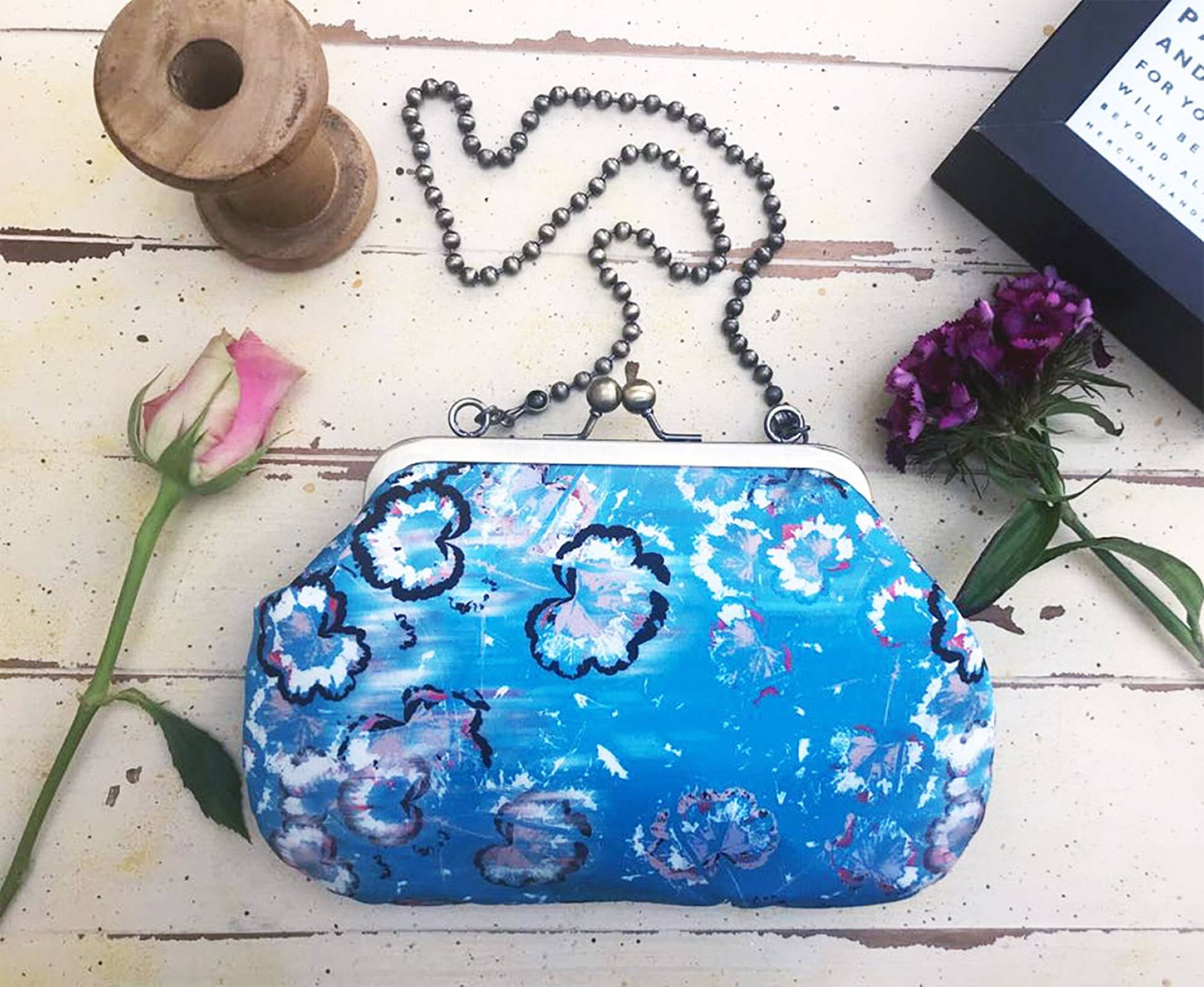 Seide Abend Tasche in Blumenmuster/Damen Clutch Tasche/Schwester Original Geschenk/Original Brautjungfer Geschenk/Kiss Schloss Tasche/Original von BleuetTextiles