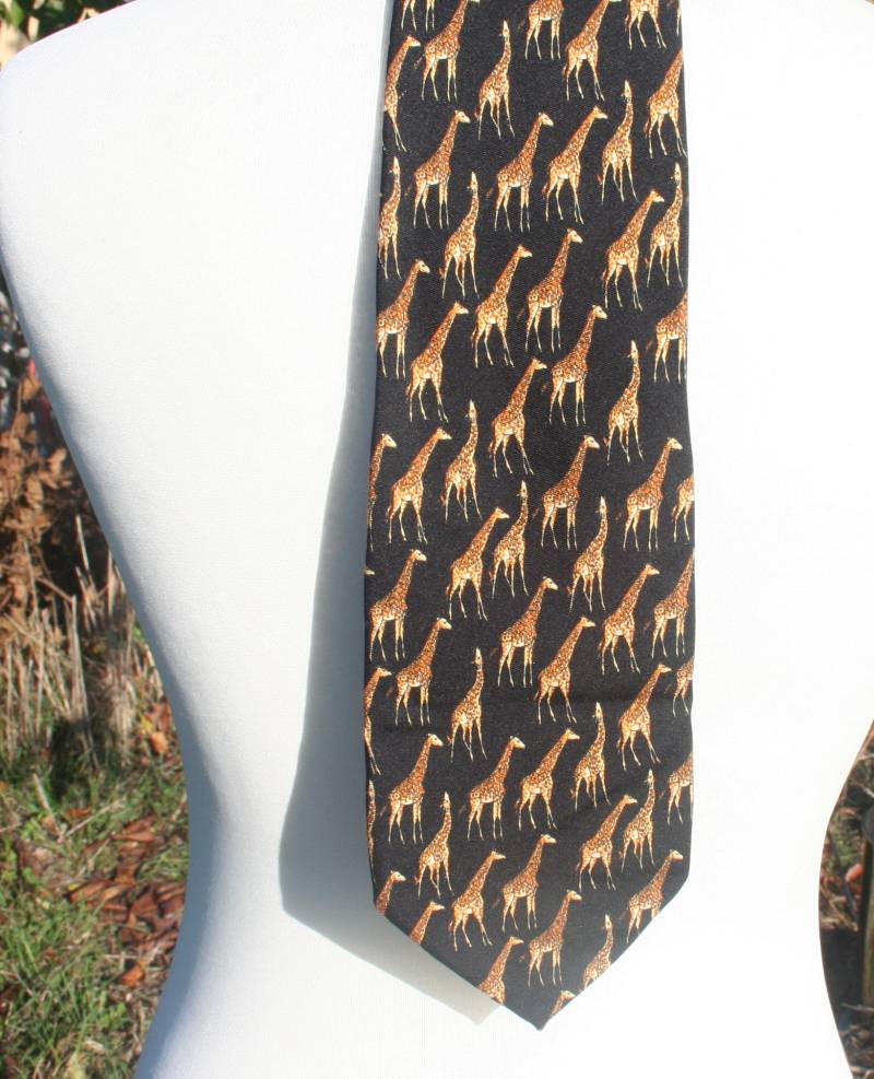 Seidenkrawatte Yves Saint Laurent. Weinlese. Hergestellt in Italien. Gelbes Giraffendesign. Hochzeitskostüm Seidenkrawatte Yves Saint Laurent. Weinlese. Hergestellt in Italien. Gelbes Giraffendesign. Hochzeitskostüm von BleuetVintage