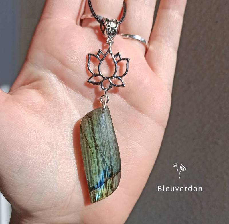 Lithotherapie Mit Lotus - Und Labradorit-Halskette. Mineralschmuck. Vorteile Von Steinen von Bleuverdon