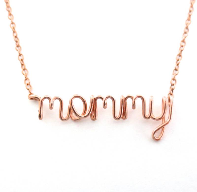 Mama Halskette. Rose Gold Mom Kleinbuchstaben Script Mommy Halskette in 14K Roségold Gefüllt. Muttertagsgeschenk. Push Up Geschenk Von Aziza Jewelry Mama Halskette. Rose Gold Mom Kleinbuchstaben Script Mommy Halskette in 14K Roségold Gefüllt. Muttertagsgeschenk. Push Up Geschenk Von Aziza Jewelry von BlighPoshJewelry