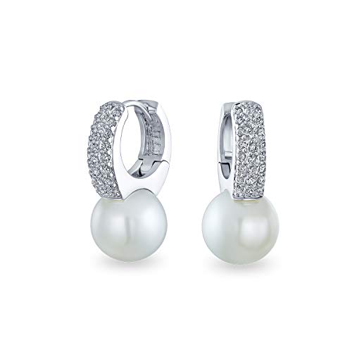 Elegante Braut Modern CZ Pave verkrustete weiße simulierte Perle Mini Hoop Drop Huggie Ohrringe für Frauen Hochzeit versilbert von Bling Jewelry