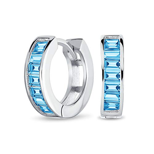 Brautklassische Baguette-Cut Cz Kanal-Set Kpop Huggie Hoop Ohrringe Für Frauen Männer Simulierte Aquamarinblaue Cubic Zirkonia Aus .925 Sterling Silber von Bling Jewelry