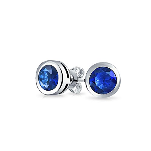 Kleine Minimalistische Königsblaue AAA CZ Runde Fassung Solitaire-Steckerohrringe, Silber Simulierter Saphir, 925 Sterling Silber von Bling Jewelry