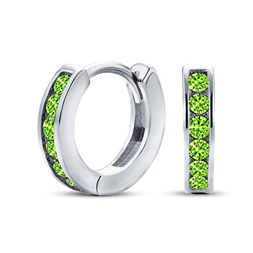 Olivgrüne Kubische Zirkonia CZ Im Kanalfassung Kleine Huggie Creolen Für Frauen Simuliertes Peridot Sterlingsilber von Bling Jewelry