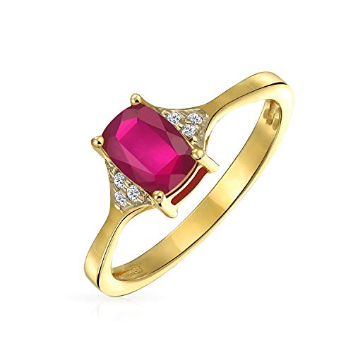 Personalisierter 2,34CT Echter Edelstein-Geburtsstein Mit Zirkon-Akzenten Roter Geschaffener Rubin Im Smaragdschliff Cocktail-Verlobungsring Gelb Vergoldet Mit 14 Karat Gold Auf .925 Sterlingsilber von Bling Jewelry