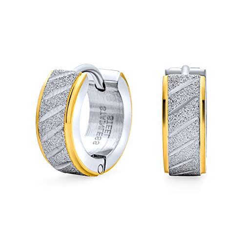 Unisex Matte Geschnitzte Diagonale Schlitze Breite Creolen Huggie Ohrringe Für Männer Frauen Gelbgoldkante Zweifarbig Edelstahl Sternenstaub Finish von Bling Jewelry