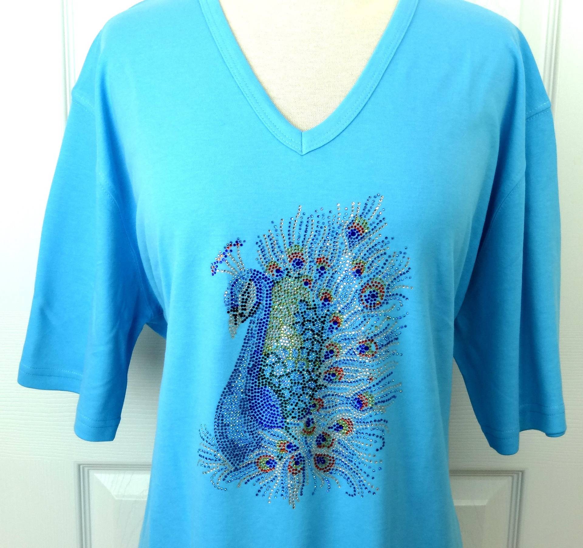 Handverschönert Alle Strass Prinzessin Pfau Design Kurzarm V-Ausschnitt Strick Top Erhältlich Größen Klein Bis Größe 3x von BlingBlingFashions