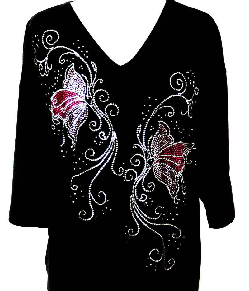 Handverschönert Kurzarm Alle Strass Rosa Oder Blau Schmetterling Swirl Strick Top Verfügbar Größen Klein Bis Größe 3x Handverschönert Kurzarm Alle Strass Rosa Oder Blau Schmetterling Swirl Strick Top Verfügbar Größen Klein Bis Größe 3x von BlingBlingFashions