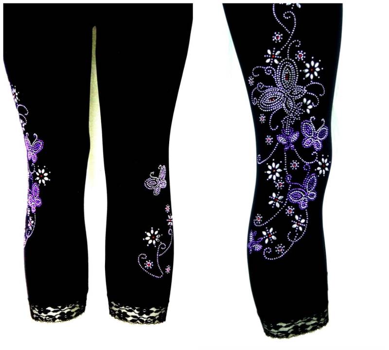 Normale Größe Capri Länge Leggings Verzierung Strass Lila Schmetterling Floral Design Normale Größe Capri Länge Leggings Verzierung Strass Lila Schmetterling Floral Design von BlingBlingFashions