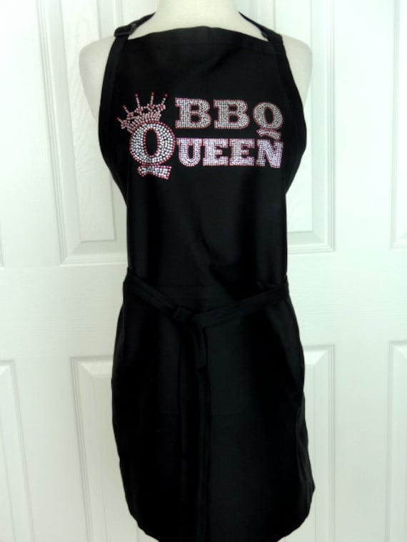 Schwarz Eine Größe Bis Zu 3 X Köche Schürze Hand Verziert Alle Strass Bbq Königin Mit Krone Schwarz Eine Größe Bis Zu 3 X Köche Schürze Hand Verziert Alle Strass Bbq Königin Mit Krone von BlingBlingFashions