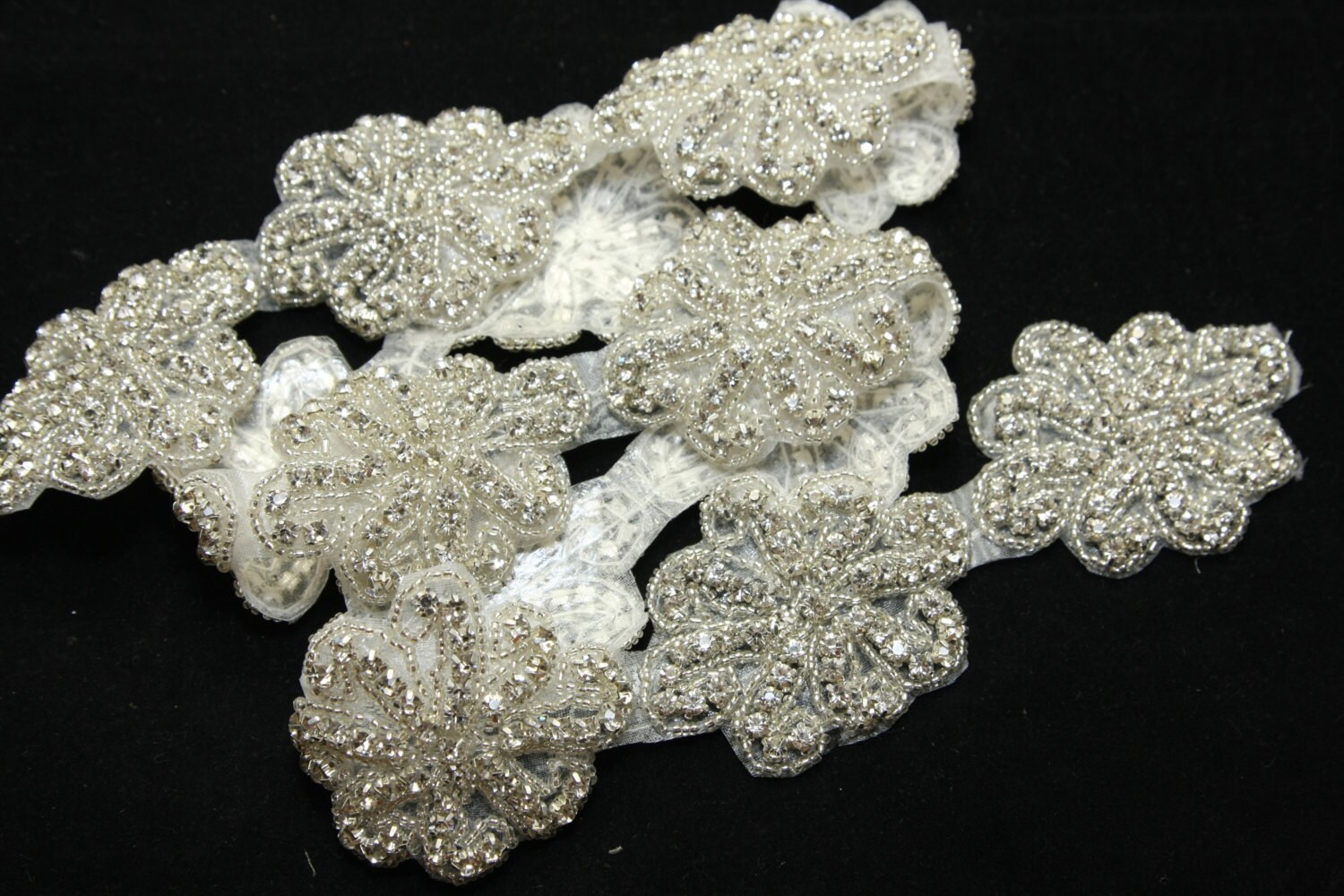 Silber Blumen Strass Applikation Kristall Schärpe Stirnband Zierteil | 1 Yard von BlingGardenCraft