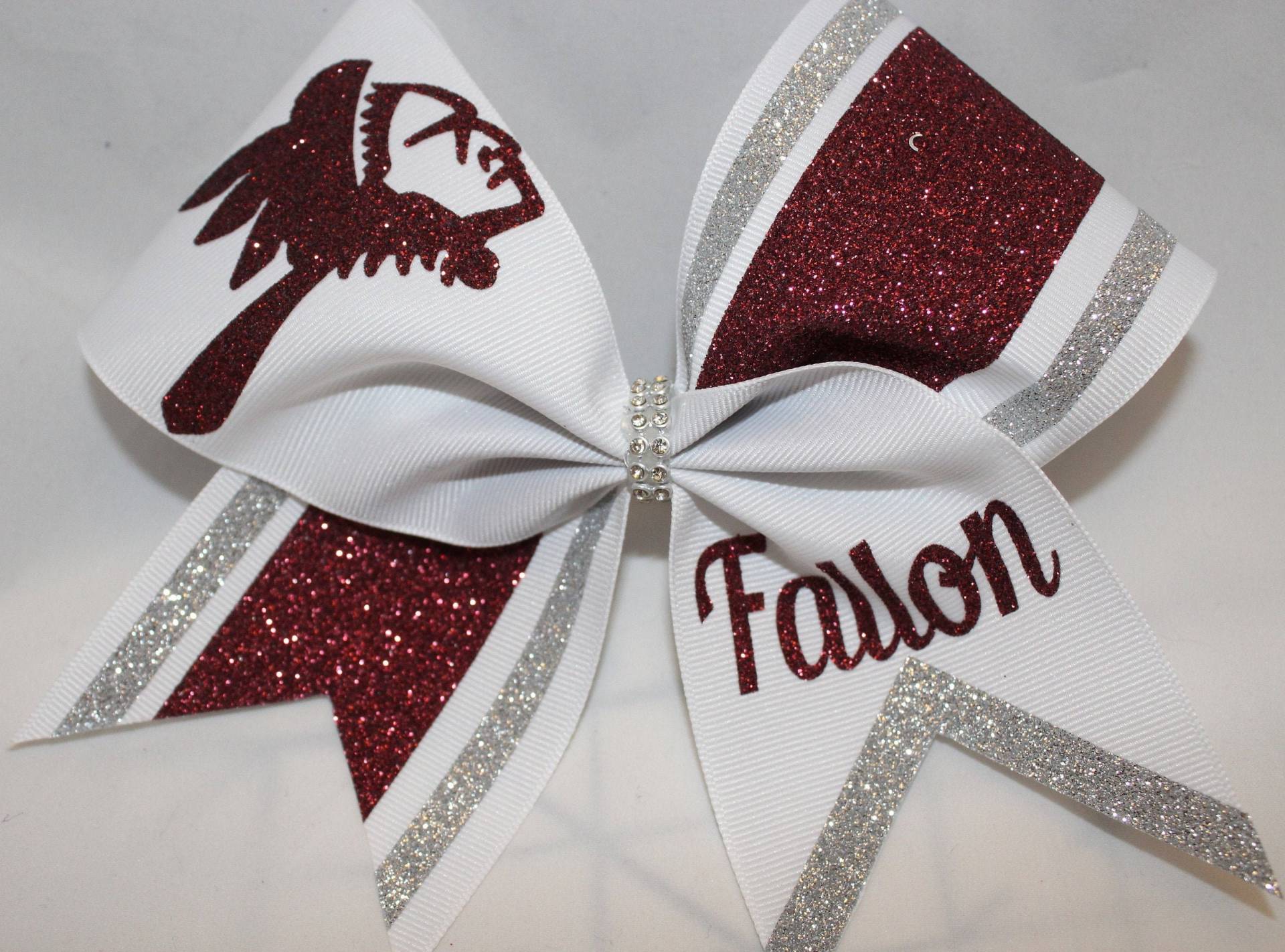 Cheer Bow Benutzerdefiniertes Maskottchen Für Das Schulteam Und Namen Von Blingitoncheerbowz White Maroon Silver Cheer Bow Benutzerdefiniertes Maskottchen Für Das Schulteam Und Namen Von Blingitoncheerbowz White Maroon Silver von BlingItOnCheerBowz